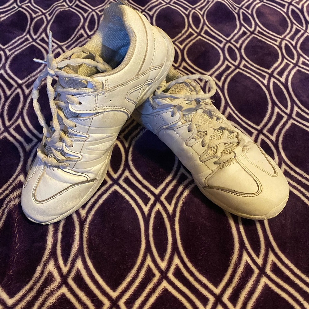 Cheer shoes